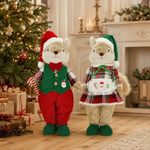 Un par de ardillas Timstor con ropa roja, verde y de Tartan en el salón, junto a un árbol iluminado