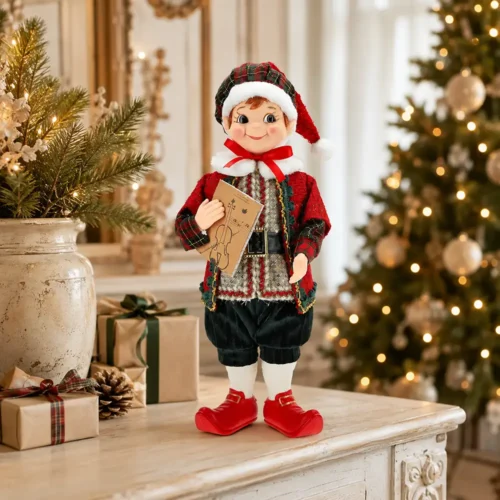 Elfo navideño de Timstor en una mesita provenzal junto al árbol iluminado
