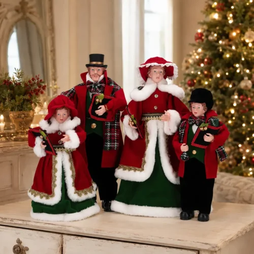 Set di quattro cantori Timstor in stile vittoriano davanti all’albero di Natale illuminato
