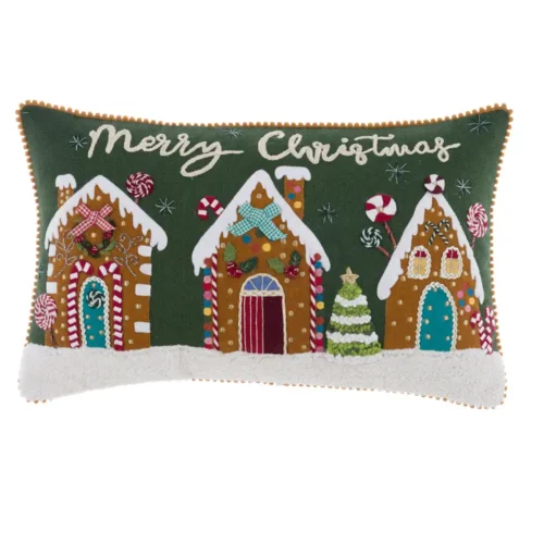 Cuscino verde Blanc Mariclò con tre casette di pan di zenzero, scritta Merry Christmas e fascia bianca effetto neve.