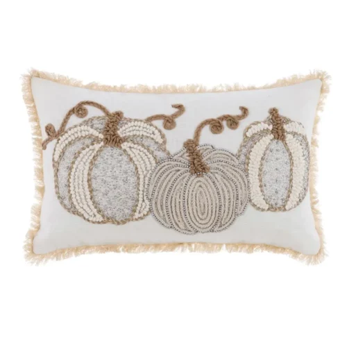Coussin rectangulaire ivoire Blanc Mariclo avec trois citrouilles appliquées couleur crème et taupe, broderies et bord effiloché.