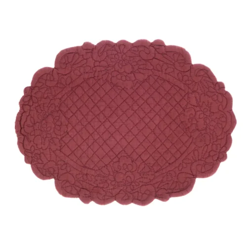 Set de table ovale Carmen couleur marsala, avec matelassage à losanges, décors floraux ton sur ton et bord festonné.