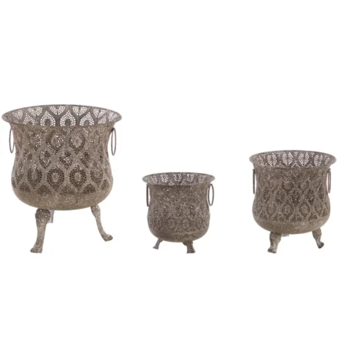 Trois cache-pots Blanc Mariclo Antica Officina en métal ajouré patiné, avec anses en anneau et pieds.