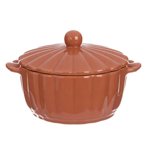 Casserole en céramique mauve brillante avec poignées et couvercle rainuré.