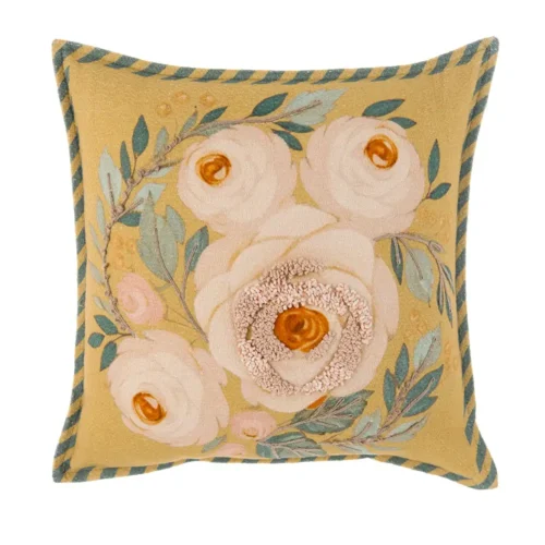 Cuscino Bloom Collection color ocra con rose chiare, ricamo in rilievo sulla rosa centrale e bordo a righe verdi.