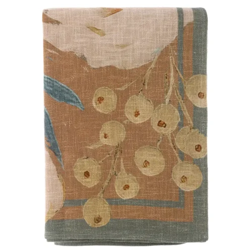Copritutto Bloom Collection piegato, con fiori chiari e grappoli su fondo terracotta e bordo verde salvia.
