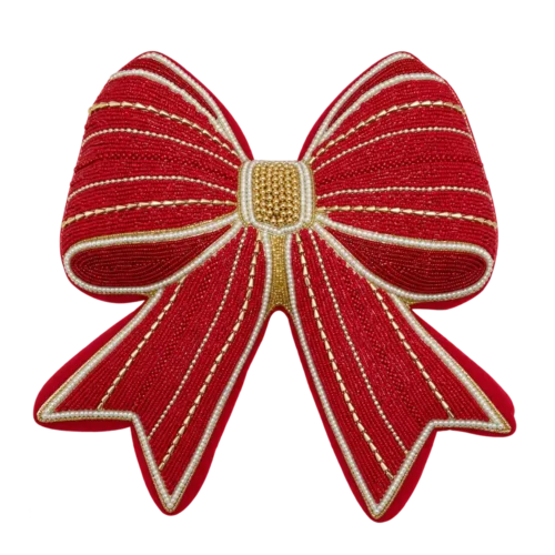 Cojín navideño con forma de lazo rojo con cuentas blancas y doradas.