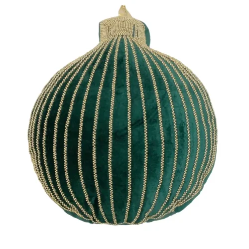Cuscino sagomato come una sfera natalizia verde, decorato con file verticali di perline dorate e cappuccio superiore.