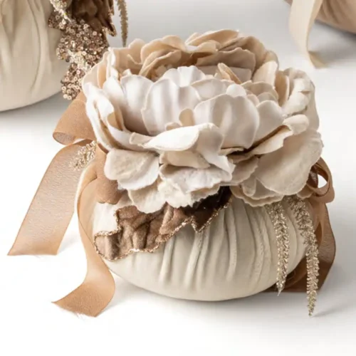 Alternative view of Fiori di Lena Pouf in velluto nude con peonia e decorazione natalizia Ø 16 cm