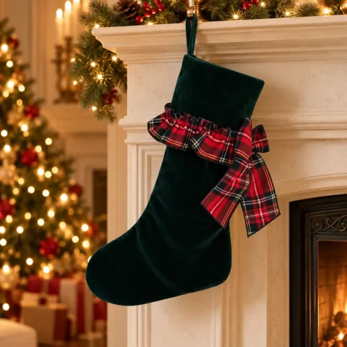 Calza natalizia in velluto verde inglese Fiori di Lena con rouche e fiocco tartan, alta 40 cm.