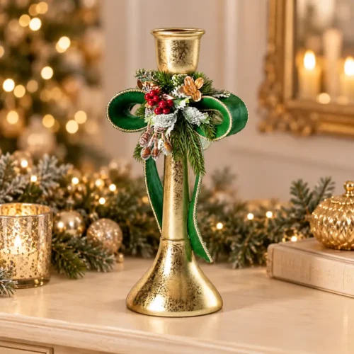 Candeliere natalizio Fiori di Lena in resina dorata con fiocco verde e decorazioni natalizie, ambientato su una consolle elegante per le feste.