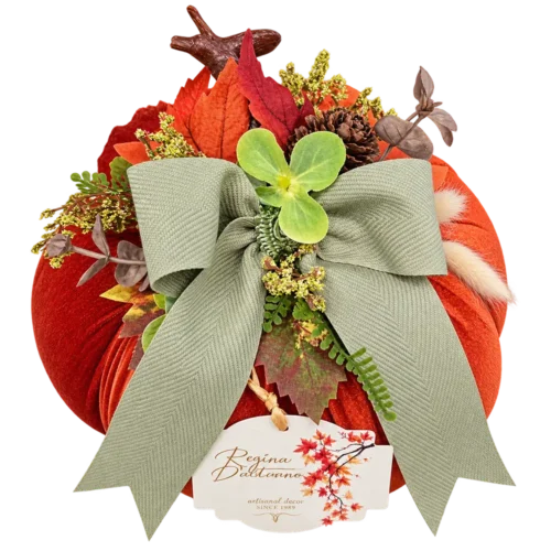Dettaglio fiocco verde salvia e decorazioni floreali Zucca Regina d’Autunno Madame Fioccò