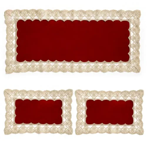 Tris centri Fiori di Lena in velluto rosso e pizzo avorio, disposto su tavolo e consolle in un’elegante ambientazione natalizia shabby chic.