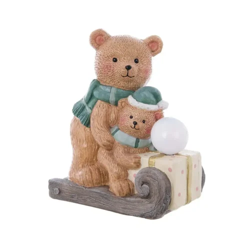 Decoro Blanc Mariclò Teddy con due orsetti sulla slitta, sciarpe verdi, pacco regalo e sfera LED.