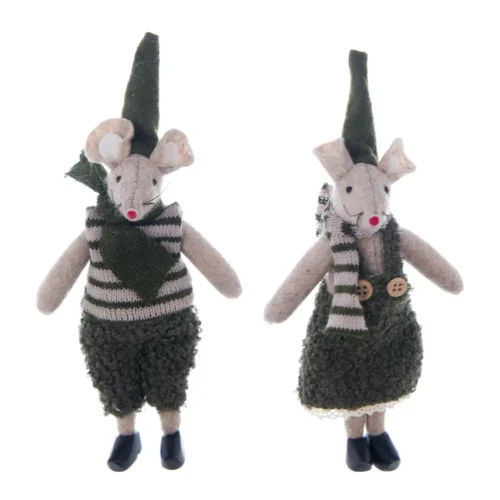 Coppia topolini Elleboro Blanc Mariclò con cappelli verdi, pantaloni e vestito effetto bouclé, dettagli a righe e scarponcini neri.
