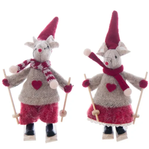 Coppia topini sciatori Elleboro Blanc Mariclò con cappelli rossi, maglioncini beige con cuore, sciarpe con pompon, sci e bastoncini.