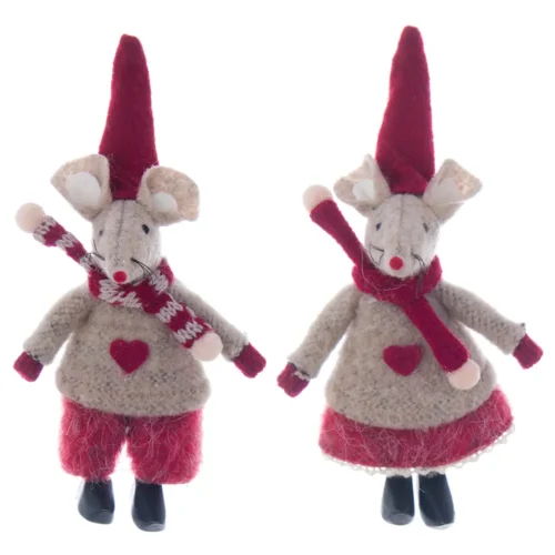 Coppia topolini lui e lei Elleboro Blanc Mariclò con maglioncini beige con cuore rosso, cappelli a punta e sciarpe con pompon.