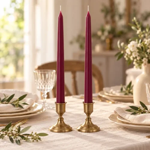 Set de deux bougies bordeaux Blanc Mariclò Margot, hautes de 30 cm, avec surface lisse et pointe effilée.